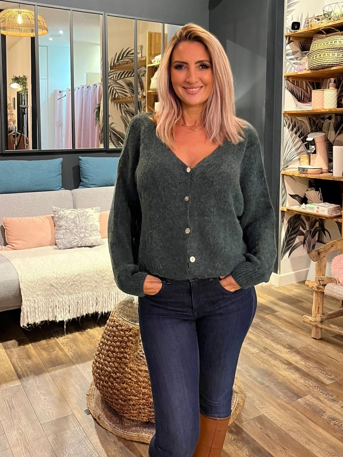 PULL COL V A BOUTONS VERT BOUTEILLE (Alpaga mélangé)