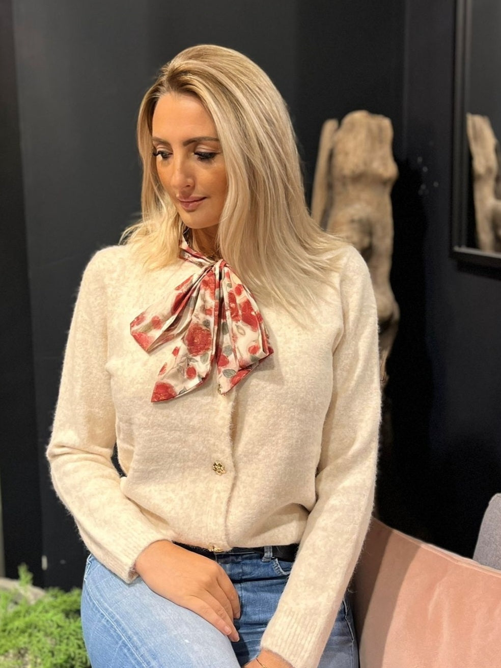 PULL A BOUTONS ET FOULARD FLEURI INTEGRE