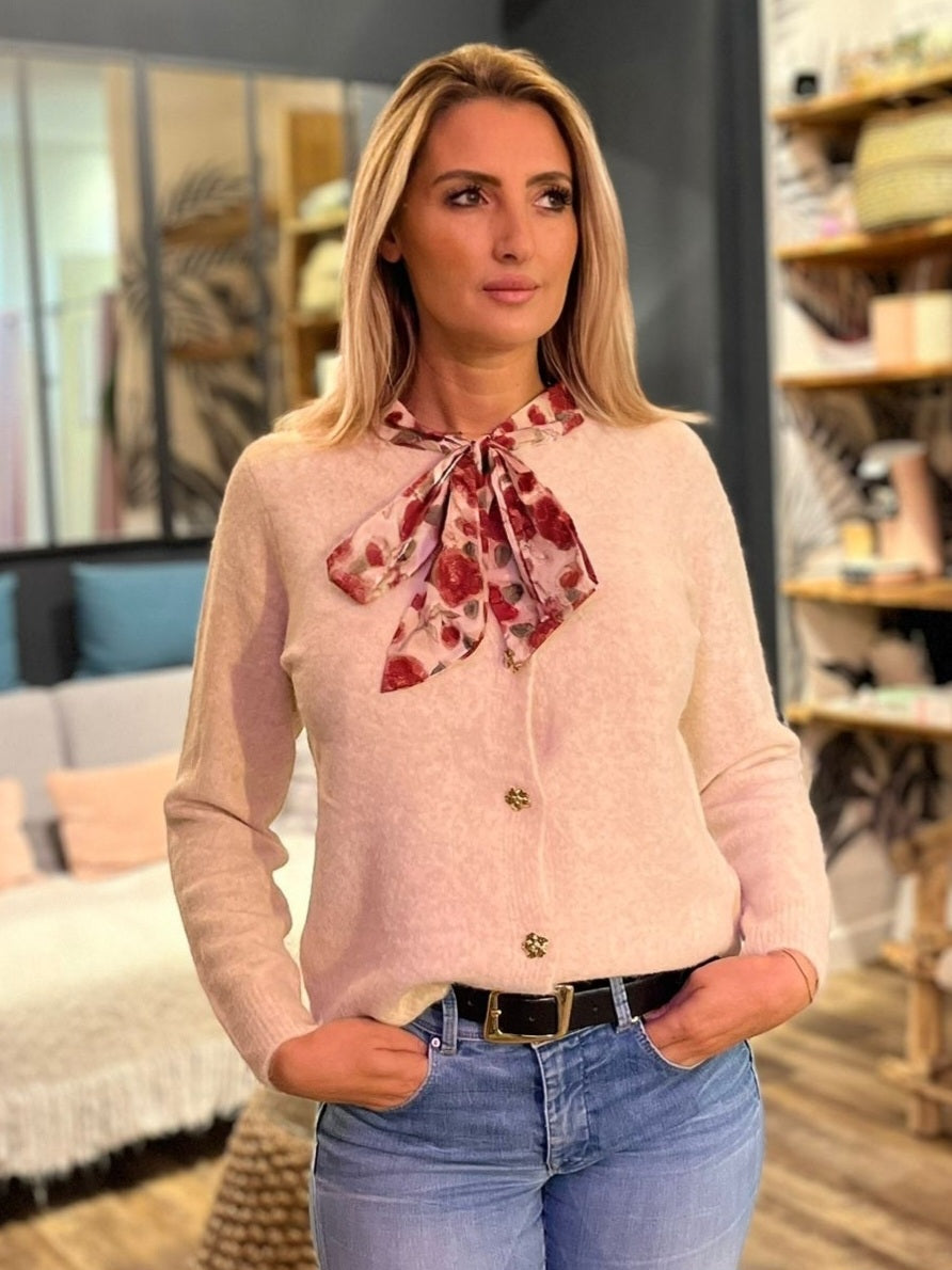 PULL A BOUTONS ET FOULARD FLEURI INTEGRE