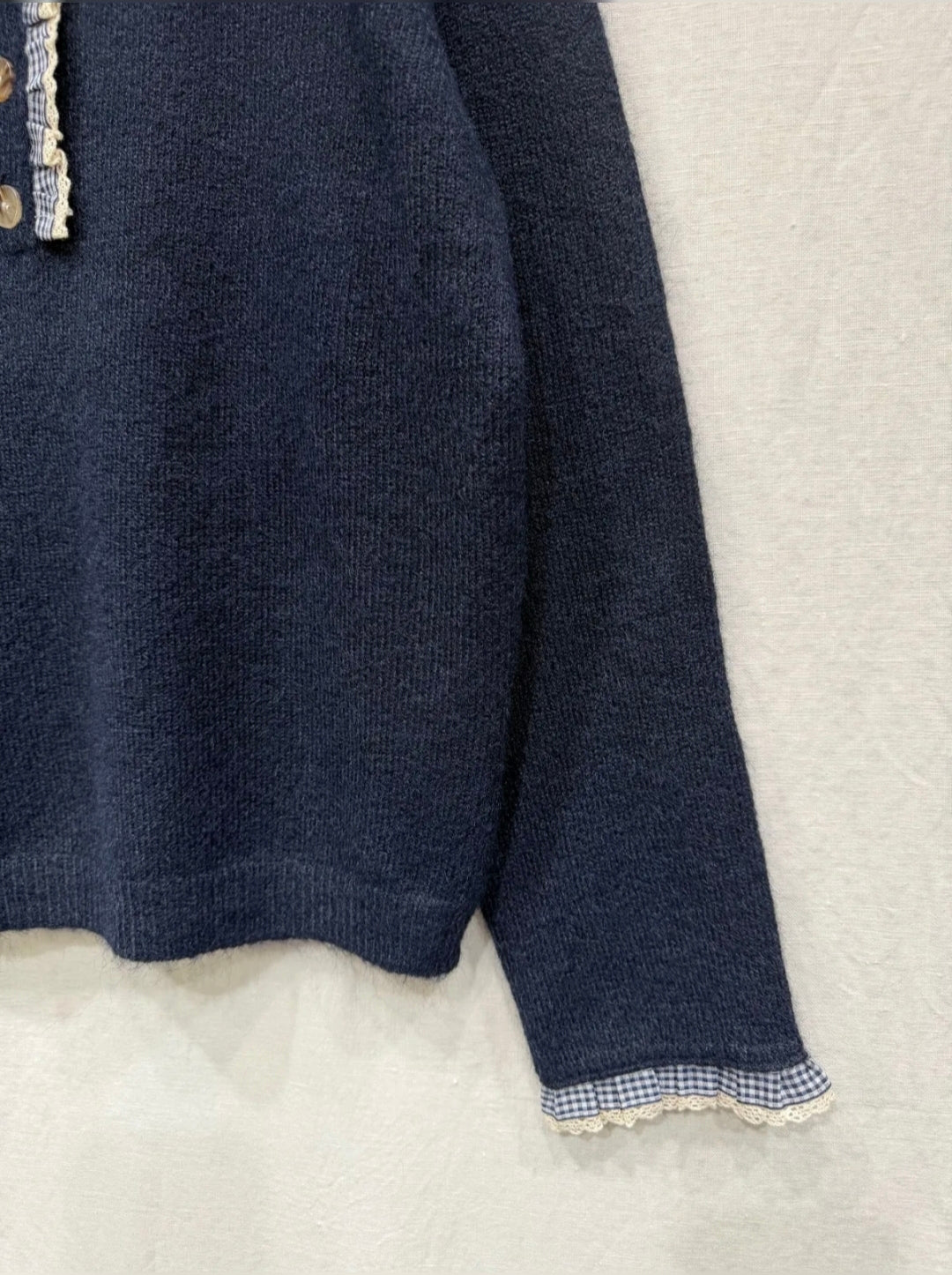 Pull bleu marine avec détails