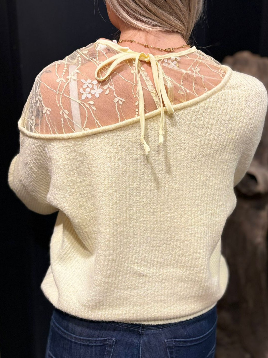PULL DENTELLE EPAULE JAUNE PALE YP1976