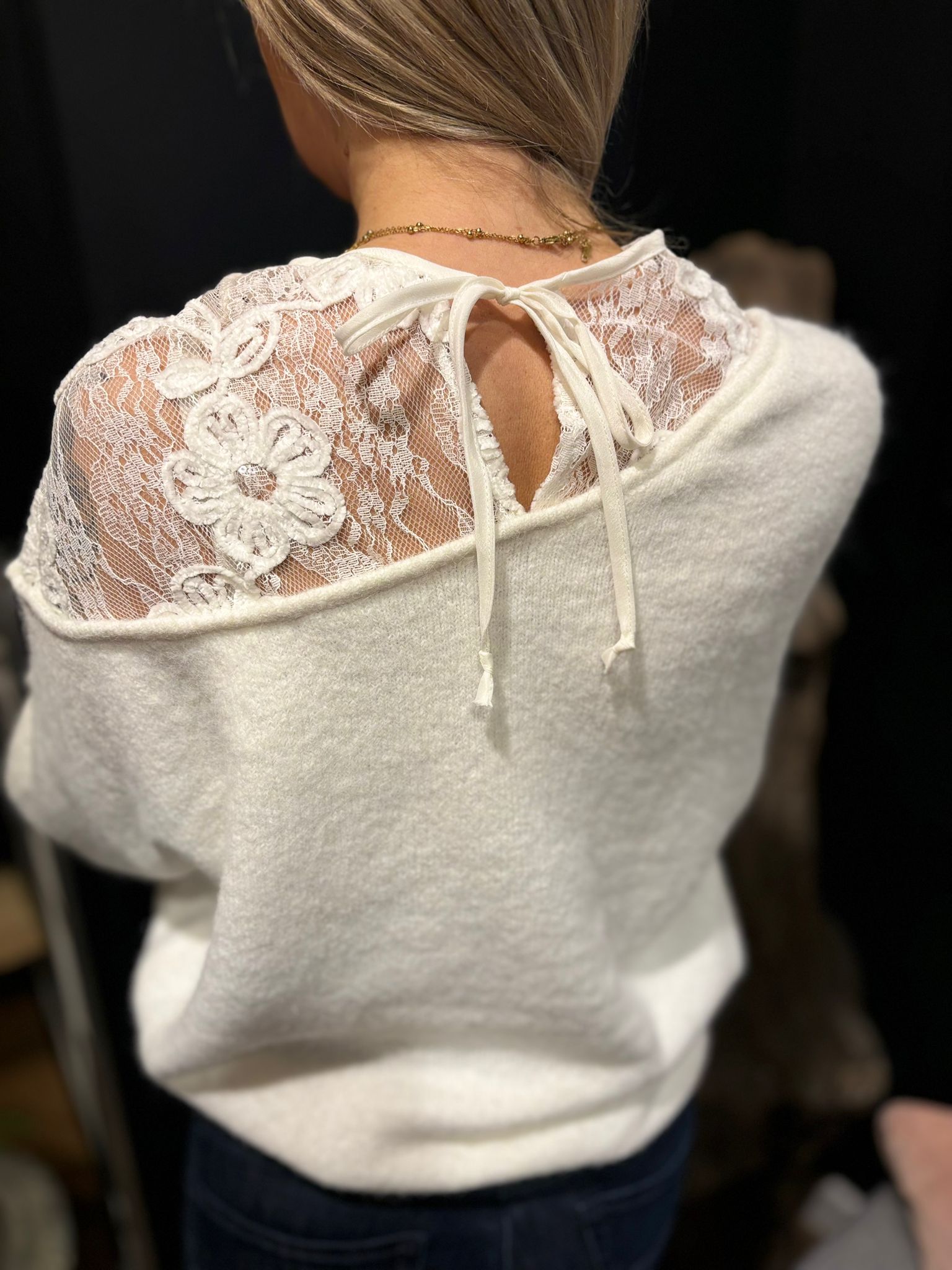 PULL ECRU DENTELLE EPAULE FLEURS YP1894