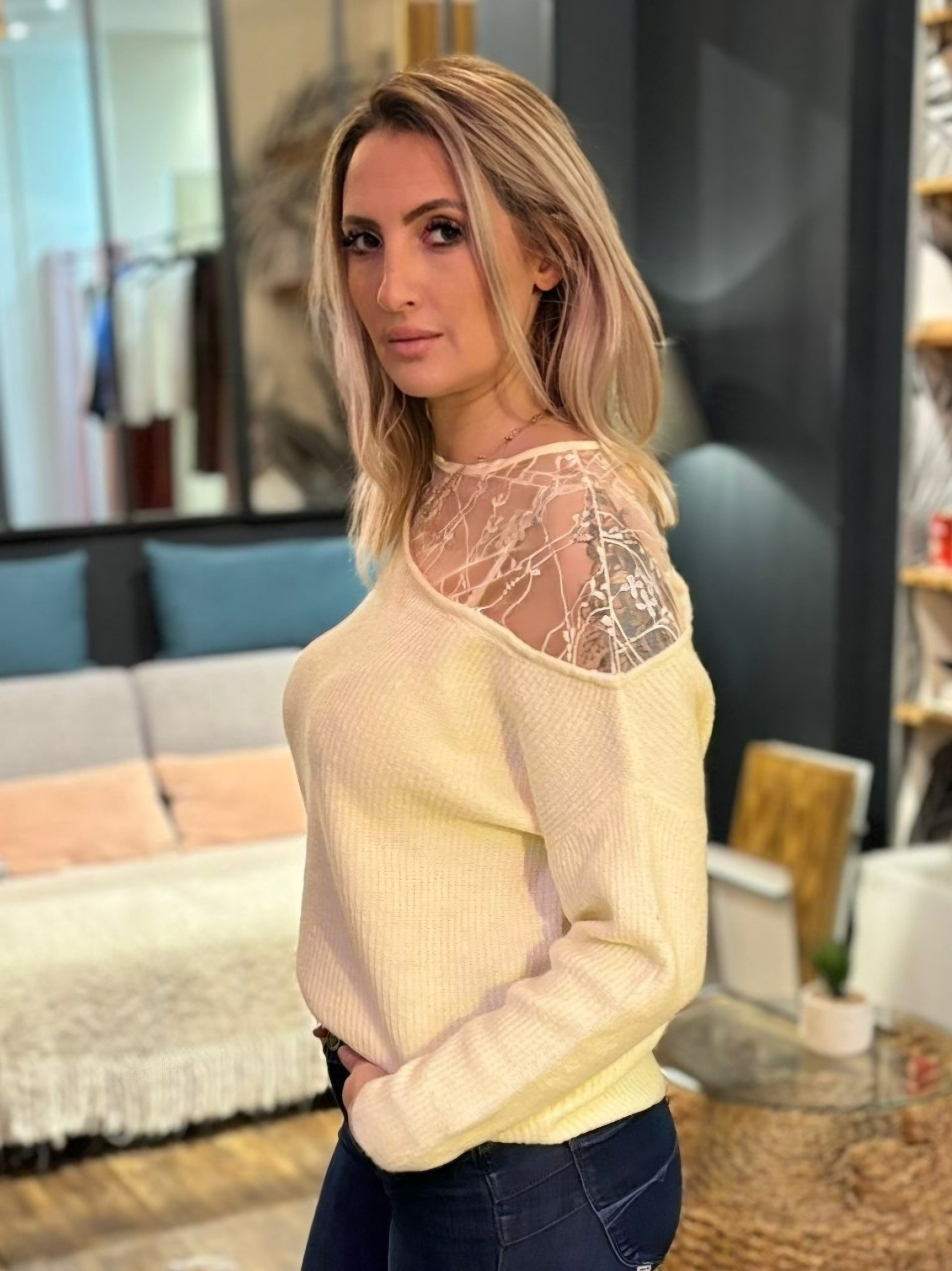 PULL DENTELLE EPAULE JAUNE PALE YP1976