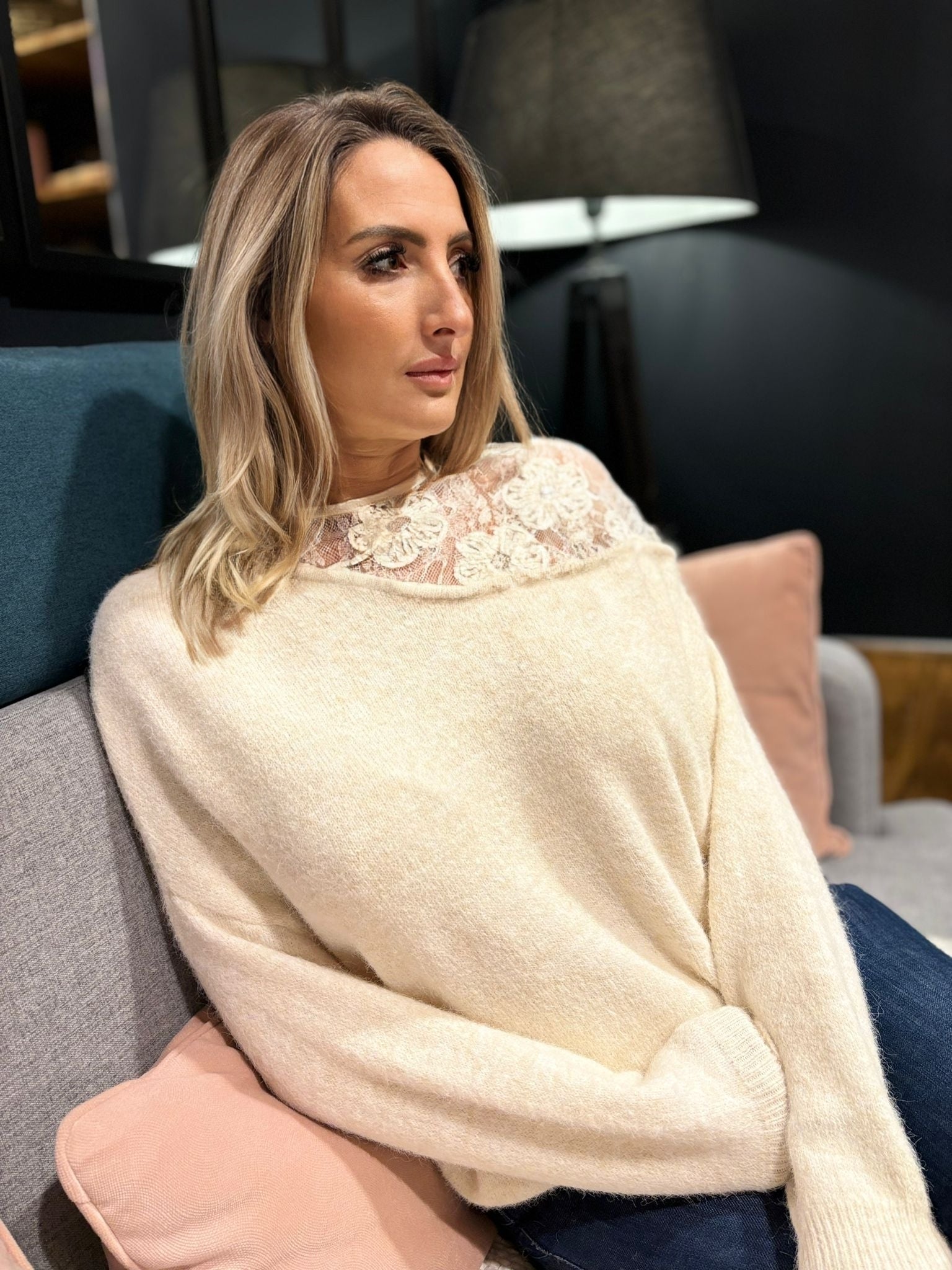 PULL BEIGE DENTELLE EPAULE FLEURS YP1894